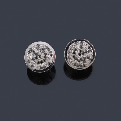  Pendientes cortos con diseño circular con pavé de brillantes negros e incoloros, sobre montura de oro blanco de 18K.