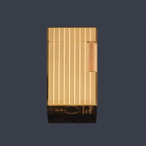  ST. DUPONT, mechero con decoración rayada en dorado. 