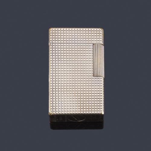  Mechero ST. DUPONT plateado con decoración punta de diamante. 