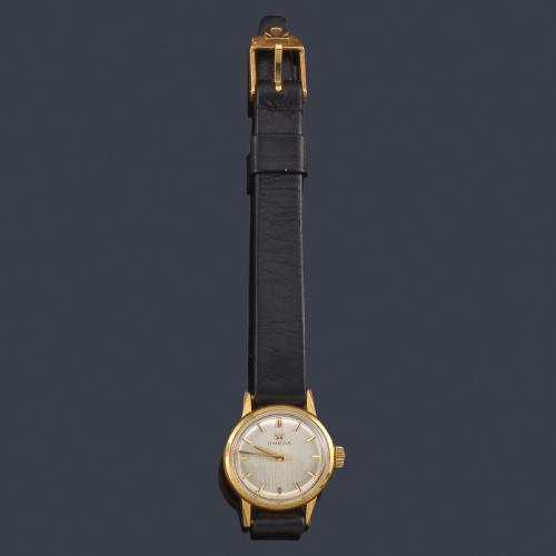  OMEGA de señora con caja en oro amarillo de 18 K.

