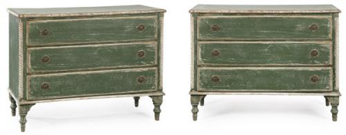  Pareja de cómodas estilo Neoclásico en madera de pino pintada en verde y blanco, con tres cajones largos flanqueados por columnas talladas sobre patas torneadas. Francia, S. XX