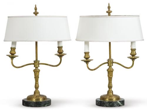  Pareja de lámparas de sobremesa de dos brazos, en bronce con base de mármol verde.