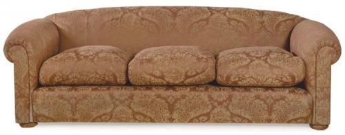  Sofá chester de tres plazas, con cojines rellenos de plumas y tapicería color salmón.
S. XX