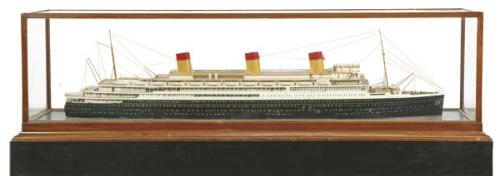  Maqueta del trasatlántico "L´Atlantique" en madera pintada. 