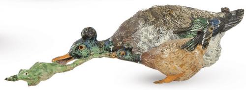  "Patos Cazando una Rana" en bronce policromado, Viena h. 1900.