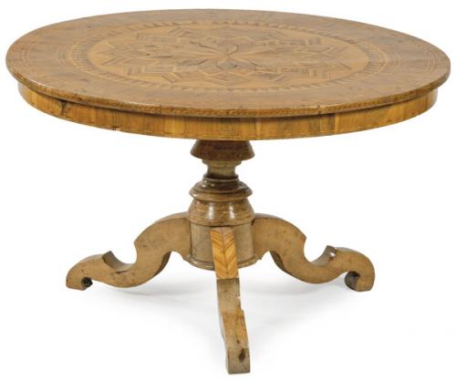  Mesa de centro redonda sobre pedestal en madera de nogal torneada y tres patas cabriolé recortadas. Tapa con decoración geométrica de marquetería en maderas finas.Italia, segunda mitad S. XIX