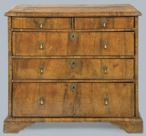  Cómoda Jorge I en madera de nogal con decoración fileteada en boj, con tapa con moldura de media caña en roble.
Inglaterra, h. 1700 - 1720