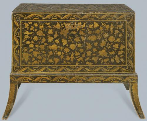 Arcón rectangular Regencia para la exportación, en madera lacada en negro con decoración de hojas en dorado. Sobre base con patas cortas de sable. Asas en latón recortado. 
Principios S. XIX
