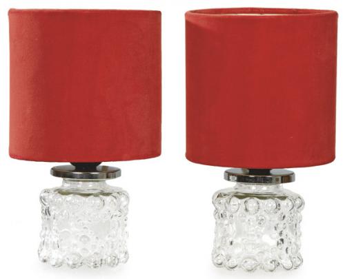  Pareja de lámparas de sobremesa en cristal de molde, con tulipas cilíndricas de tela roja.
S. XX