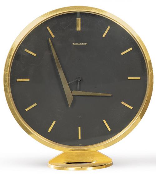  Reloj de sobremesa de Jaeger LeCoultre, de forma esférica negra, con estructura de latón. Con caja y garantía de la época.