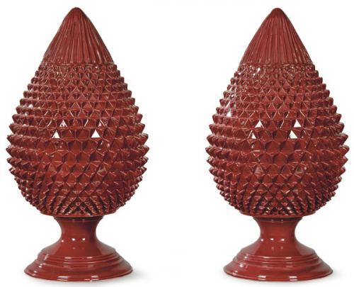  Pareja de grandes centros de mesa en forma de piñas en cerámica esmaltada en color granate de Bassano.
Italia, S. XX