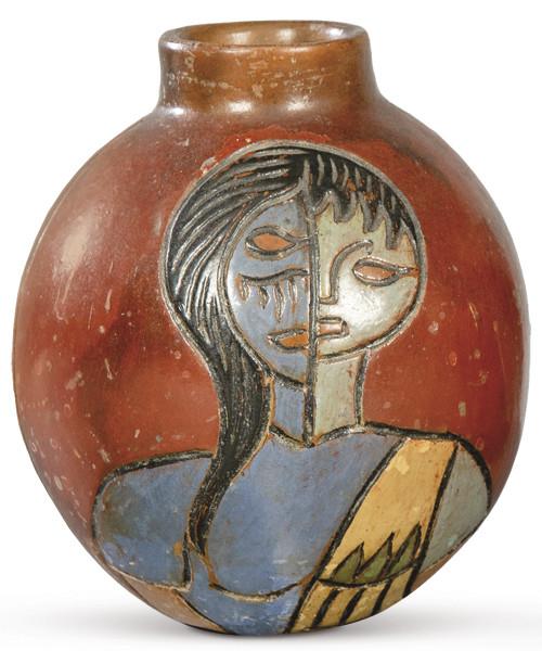  Jarrón de barro cocido de Roger Crisanto, con retrato de mujer inciso y pintado sobre fondo rojo. Firmado y fechado en la base.
Perú, 1996