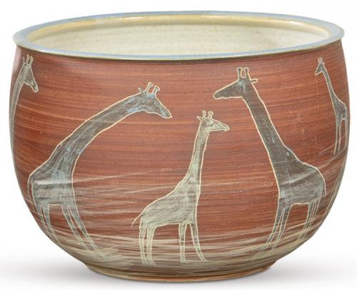  Kerstin Ahlfors
Macetero en cerámica con pinturas de jirafas sobre fondo ocre. Con marca y etiqueta en la base.
Goteborg, segunda mitad S. XX