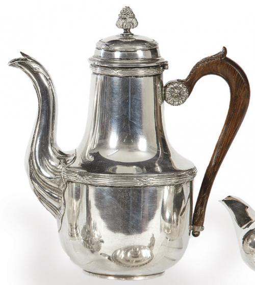  Cafetera de plata francesa punzonada Ley 950 con marca de orfebre (ilegible), S. XIX.