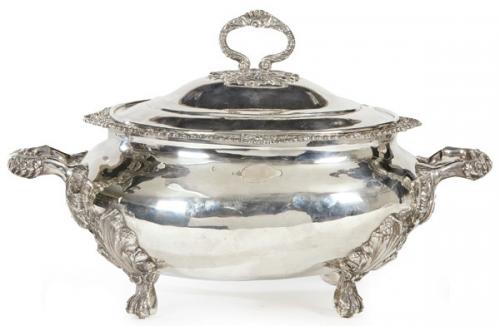 Lote 1128
Sopera ovoide de plata española punzonada 1ª Ley.