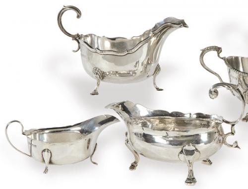  Tres salseras de plata inglesa punzonada Ley Sterling una con marcas de Londres frustras y dos con marcas de Birmigham de los orfebres Adie Brothers Ltd 1926 y Barker Brothers Silver Ltd 1937.