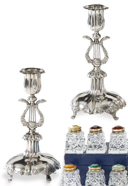  Pareja de candeleros de plata con punzones no identificados con vástago en forma de lira.