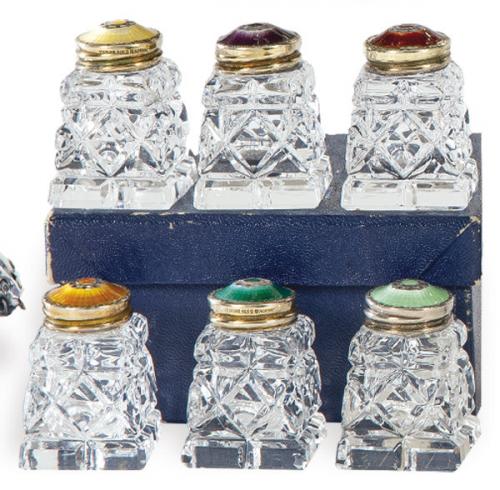  Juego de seis saleros de mesa de cristal tallado y plata sobredorada con esmalte "guilloché", Ley 925 Noruega. Con etiqueta antigua de P. Pisano de Génova.