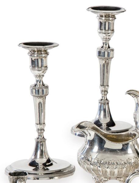 Lote 1152
Pareja de candeleros en estípite de plata española punzonada de Francisco Pedrazuela, Madrid Villa y Corte 1799.