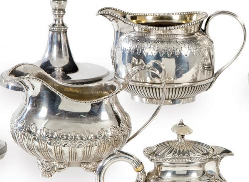  Dos lecheras de plata inglesa punzonada Ley Sterling una de época Guillermo IV con marcas frustras de Londres primer tercio S. XIX y la otra victoriana de Frederick Elkington Birmingham 1886 y la marca comercial inscrita "Elkington & Co."