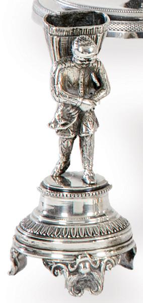  Palillero de plata italiana punzonada Ley 800, Venecia S. XIX.
Representando a un hombre con un cesto a la espalda.