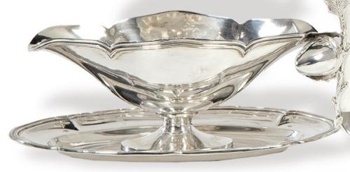  Salsera con bandeja oval de plata española punzonada 1ª Ley de Matilde Espuñes con marcas comerciales de la Joyería Aldao.