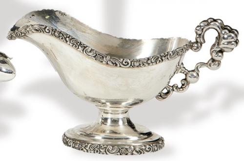  Salsera de plata española punzonada 1ª Ley de Matilde Espuñes.
Con borde cincelado de motivos florales.