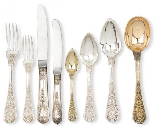 Lote 1198
Cubertería de plata francesa blasonada en su color y sobredorada, punzonada Ley 950 marcada ET con un rama posiblemente Eugene Thym h. 1819-1838.