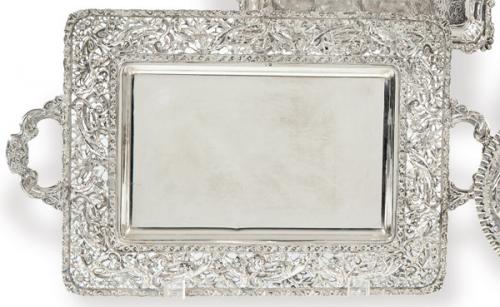  Bandeja de dos asas de borde calado de plata española punzonada 1ª Ley con marca comercial de Pérez Fernandez Hermanos.