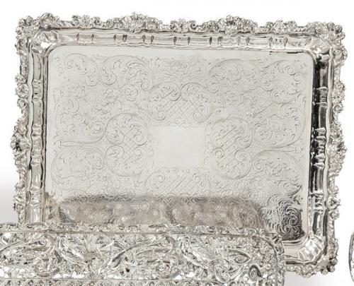  Bandeja rectangular de plata española punzonada 1ª Ley.
Con alero cincleado con flores y asiento grabado con roleos.