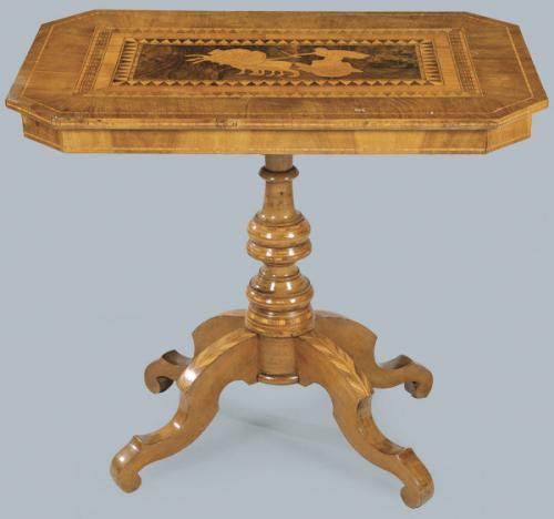  Mesa auxiliar rectangular sobre pedestal en madera de nogal torneada y patas cabriolé recortadas. Tapa con decoración geométrica de marquetería en maderas finas.
Italia, segunda mitad S. XIX