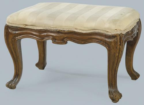  Banqueta Luis XV en madera de nogal tallada, con tapicería de rayas de época posterior.
Francia, segunda mitad S. XVIII