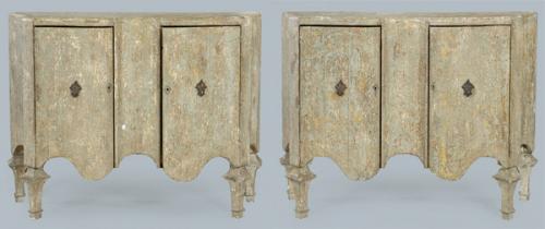  Pareja de aparadores de perfil sinuoso en madera de pino pintada, con dos puertas abatibles y tiradores de latón.
Italia, S. XX