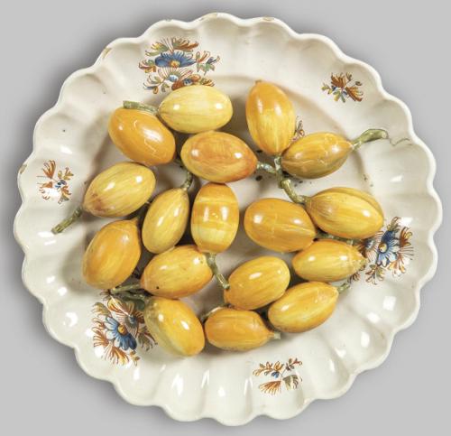  Plato de engaño, con nísperos modelados. Loza esmaltada y policromada de Alcora. Último cuarto de siglo XVIII. 
Bibliografía