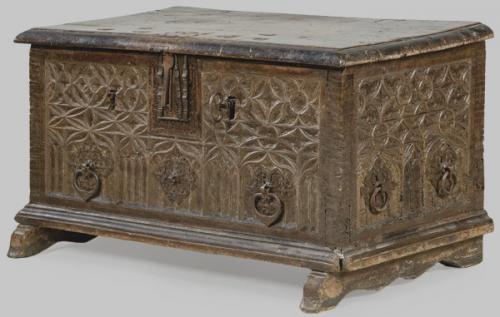  Arca gótica rectangular de tapa plana en madera de nogal, con el frente tallado con tracerías del gótico tardío. Cataluña, finales S. XV - principios S. XVI