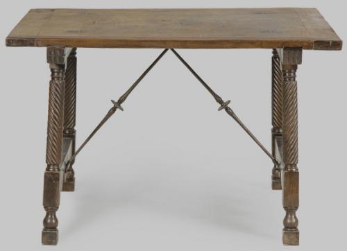  Mesa bufete siguiendo modelos de finales del S. XVI, de forma troncopiramidad, en madera de nogal, con fiadores de hierro rectos y abalaustrados.