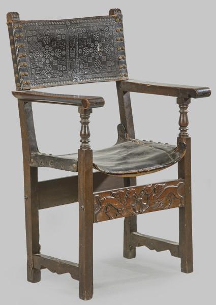  Silla de brazos formado por dos costados con sendos bastidores de madera de nogal
Castilla, S. XVII