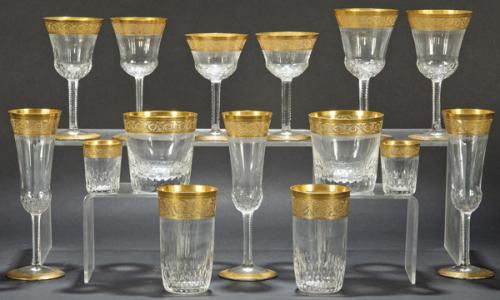  Juego de distintos vasos de cristal de St. Louis modelo Thistle Gold con decoración en oro de 24 kilates.