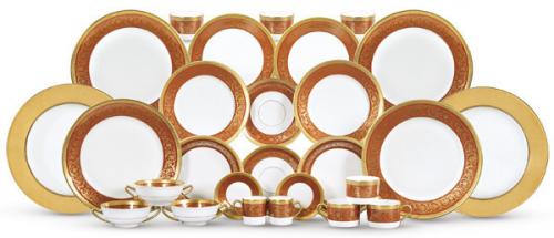  Vajilla en porcelana de Christofle, modelo Orangerie, patrón a medida con volutas de hojas y flores pintadas a mano en un amplio borde, este debe su nombre a la Orangerie en los jardines del Louvre. 