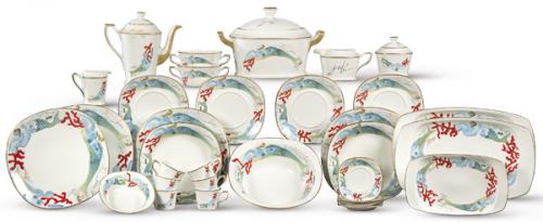  Salvador Dalí ( 1904-1989)
"Sirenas pintadas con coral y hormigas ". 1977.
Vajilla de porcelana de Schirding Baviera para doce servicios presentada en baúl de cuero. Total