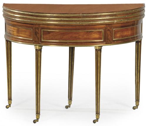  Mesa directorio en madera de caoba con tapa abatible en tres partes.
Francia, principios S. XIX