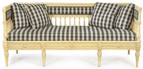  Canapé Gustaviano en madera tallada con decoración de motivos neoclásicos y pintada en color crema, con tapicería de cuadros de época posterior.
Suecia, finales S. XVIII