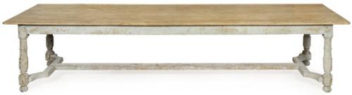  Mesa de comedor en madera de roble, con tapa de borde moldurado sin tratar, sobre patas torneadas unida por una gran chambrana en "H", pintadas de azul grisáceo. Francia, S. XX
