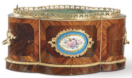 Lote 1312
Jardinera Napoleón III en madera de palo de rosa y palo de violeta, con monturas de bronce y placas de Sèvres con pinturas de flores, Francia, segunda mitad S. XIX