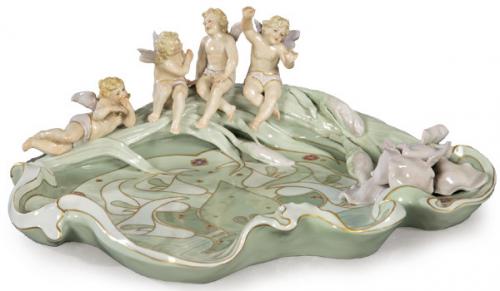  Bandeja art nouveau, en porcelana pintada, dorada y esmaltada de Schwarza Saalbahn. Con ángeles y lirios moldeados. Con marca estampada en verde en la base.
Alemania, 1890