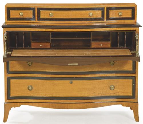  Cómoda escritorio estilo Jorge III, de perfil sinuoso en madera de satinwoodInglaterra, S. XX