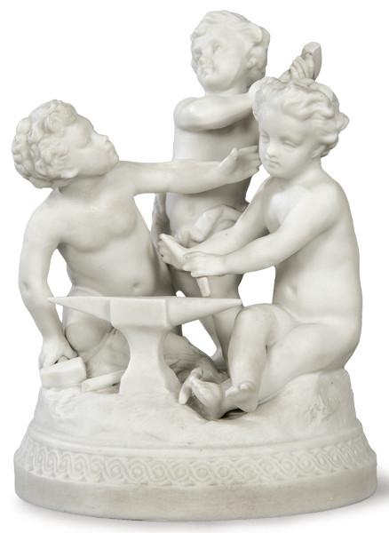  Grupo escultórico representando a tres niños herreros en porcelana de biscuit de Sèvres. Con firma y marca incisa en la base.
Francia, h. 1753