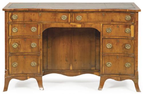  Knee hole, mesa de escritorio estilo Jorge III en madera de nogal.
Inglaterra, finales S. XIX