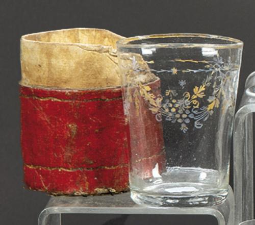 Lote 1336
Vaso de faltriquera de cristal con decoración de guirnaldas dorada al fuego, Francia S. XIX.
