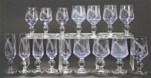  Cristalería de cristal de Bohemia grabado a la rueda con motivo de espiga parcialmente esmaltado en lila.